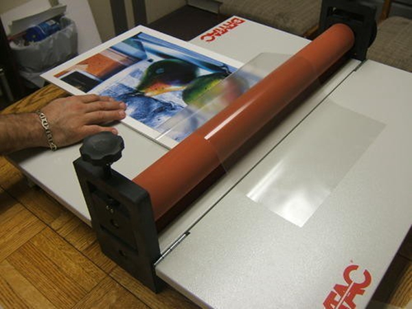 Pelicula de laminacion en frio autoadhesiva mate o brillante